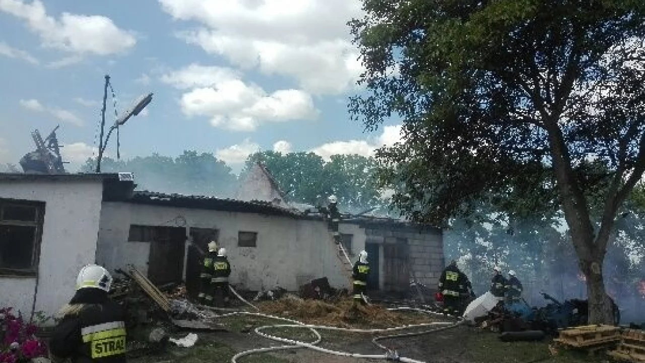 Pożar w Pustkach. Strażacy walczą o inwentarz