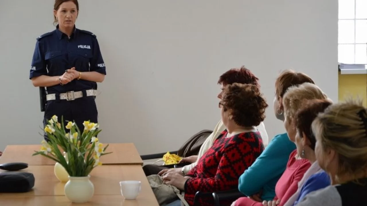 Policjanci uczyli seniorów jak bezpiecznie poruszać się po drogach