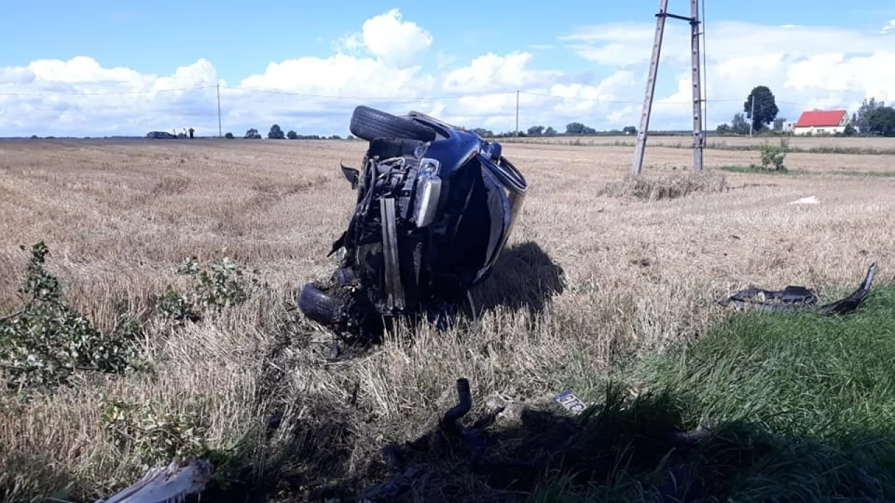 Dwa wypadki w niedzielę - dachowanie i auto, które wjechało w bariery