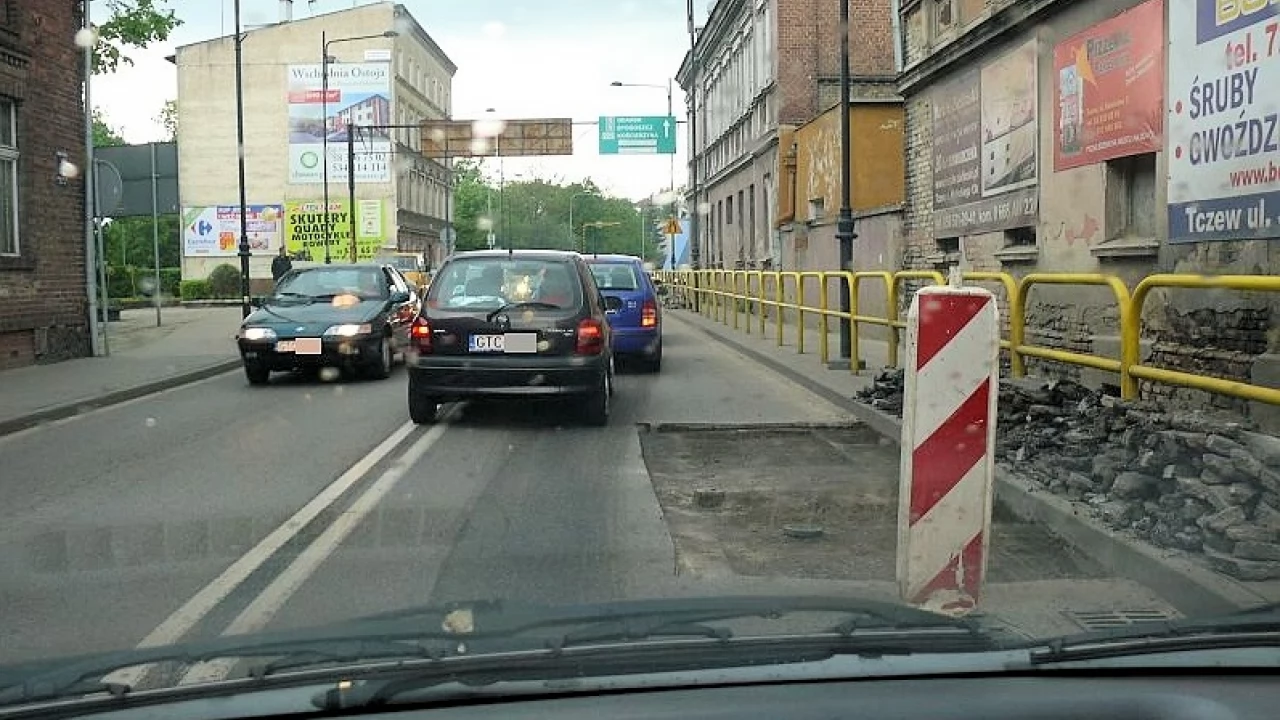 Trwa łatanie ul. Wojska Polskiego. "Dlaczego w ciągu dnia?" - pytają kierowcy
