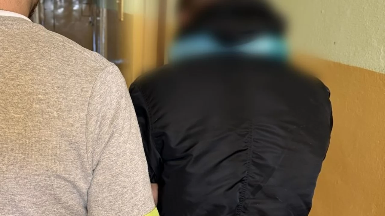 Amator szczoteczek do zębów w rękach policji