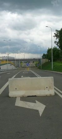 Wjazd pod zalewany podczas ulew wiadukt zastawiono betonowymi barierami