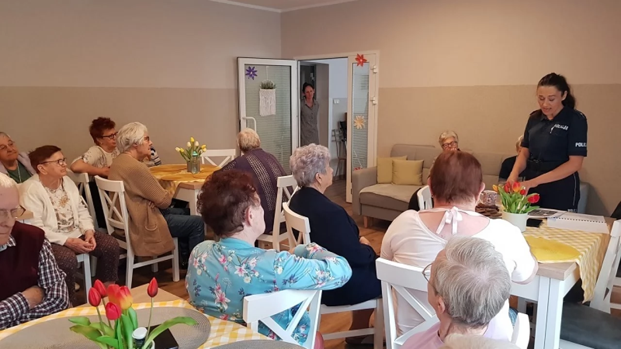 Policjantka na spotkaniu z seniorami. Ostrzegała przed oszustami