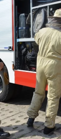 Strażacy w strojach do usuwania niezbezpiecznych owadów
