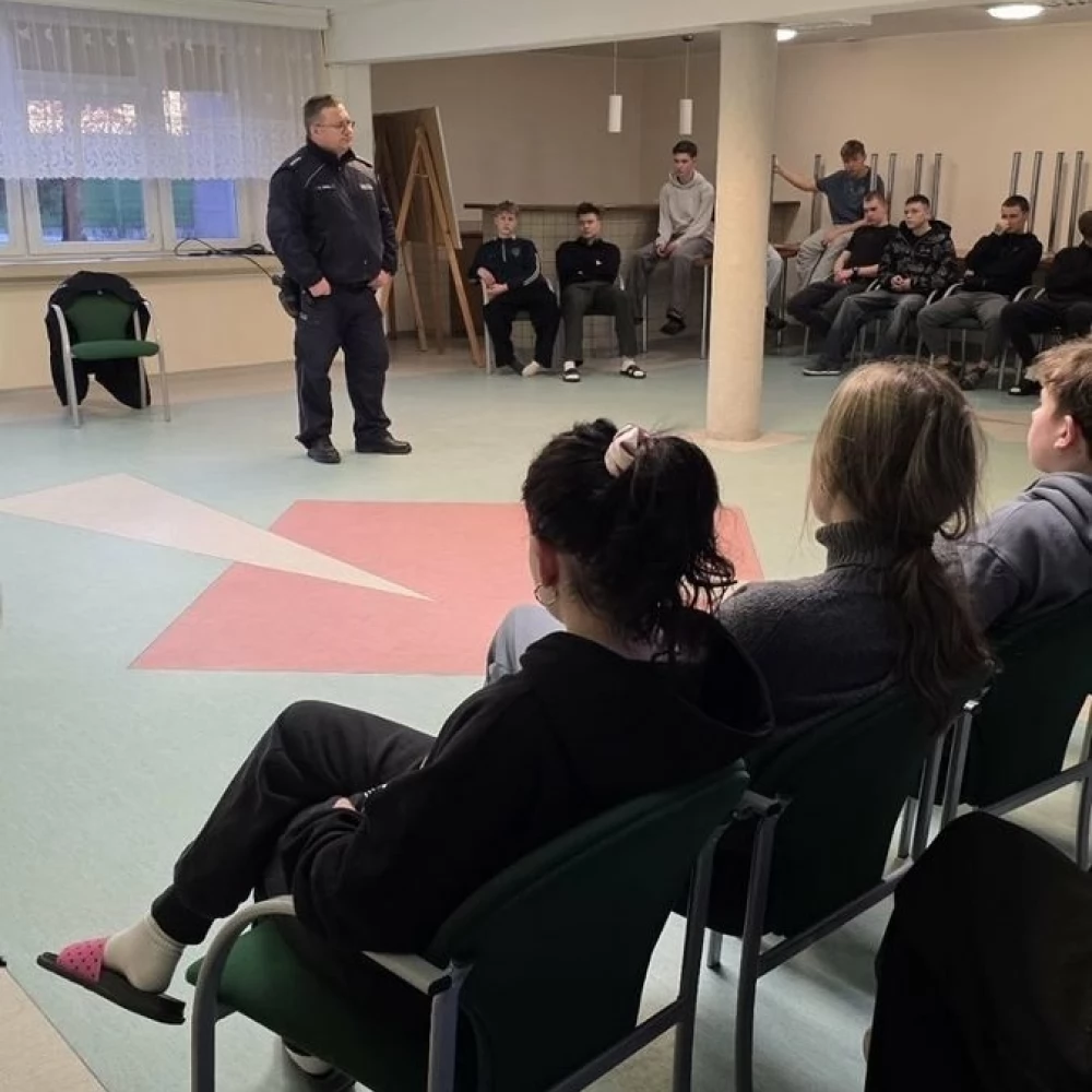 Dzielnicowy spotkał się z młodzieżą w internacie. Rozmawiali o uzależnieniach i odpowiedzialności prawnej