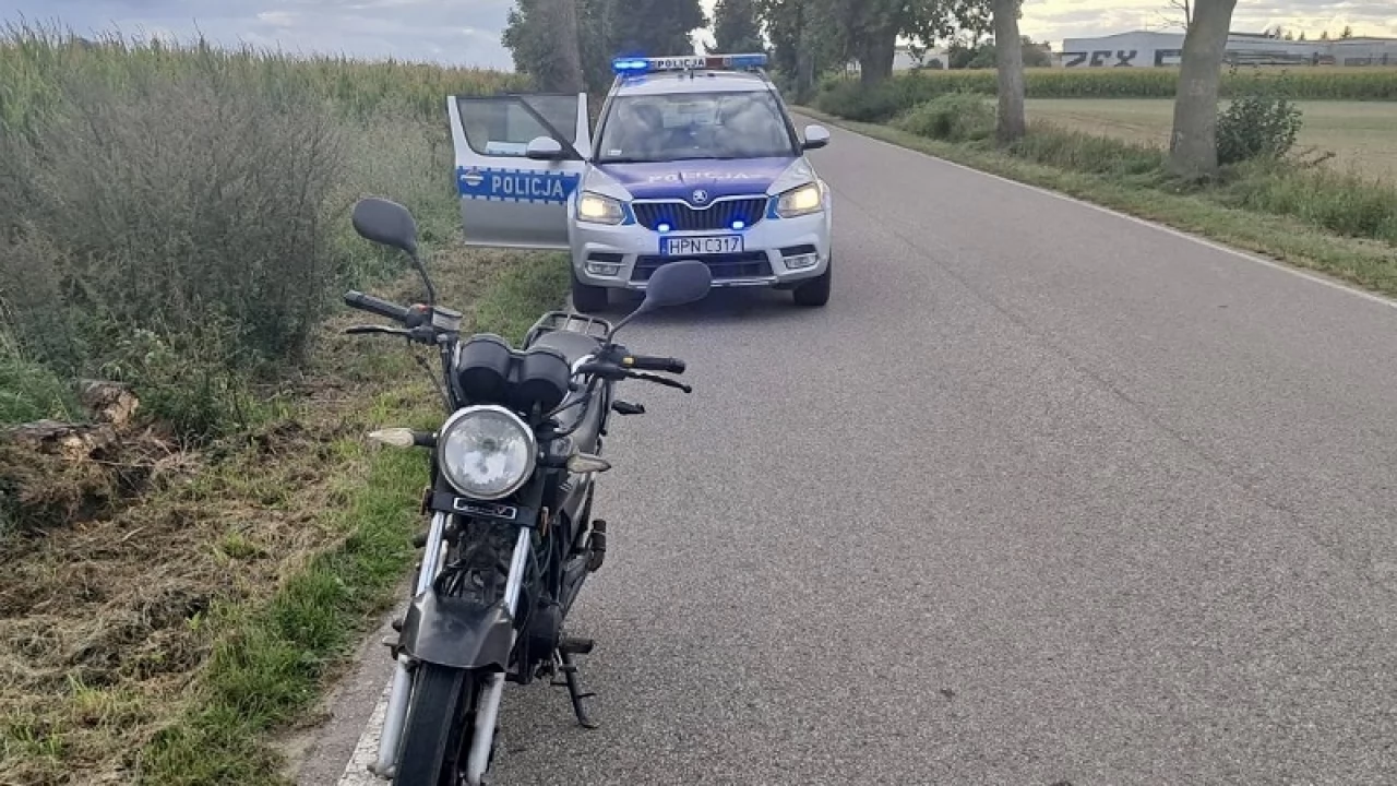 Dwóch kierujących motorowerami zatrzymanych do kontroli. Jeden nietrzeźwy, drugi bez uprawnień