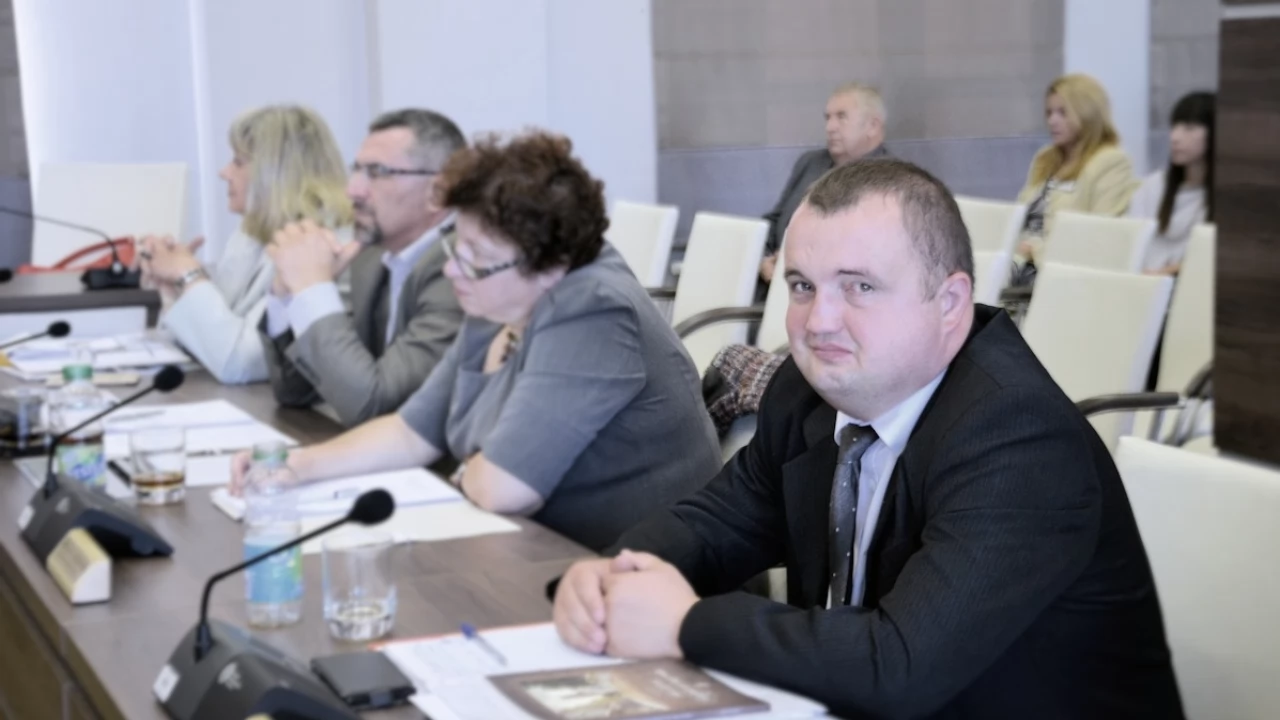 Tomasz Klimczak wyleci z klubu PiS za panów "po przejściach" i chłopców "w rurkach"?