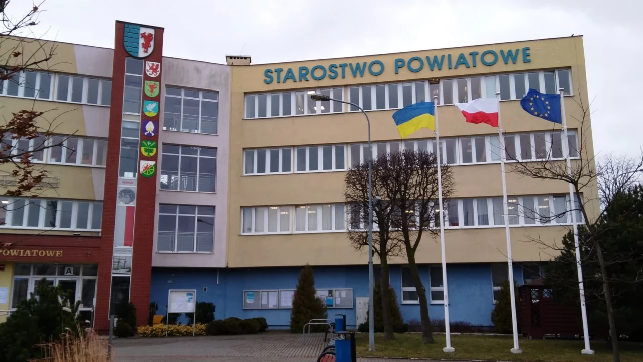 W solidarności z Ukraińcami zawisła niebiesko-żółta flaga