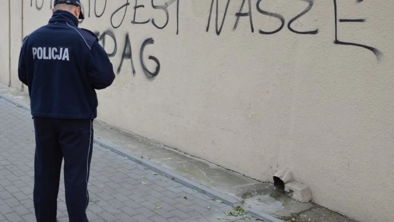 Bracia podejrzani o zniszczenie elewacji. Za recydywę nawet 7,5 roku więzienia