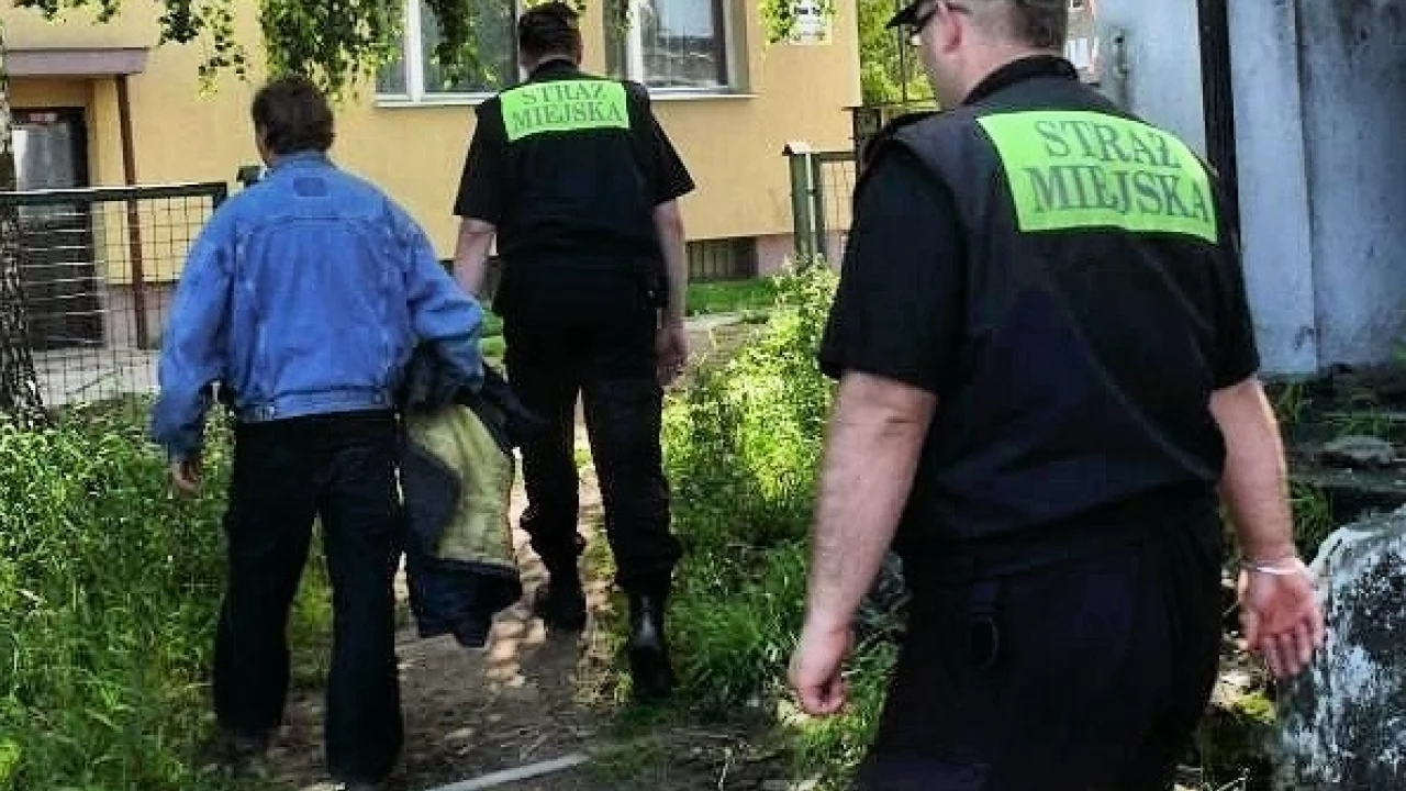 Trochę "procentów", słońca i... zasypiają w miejscach publicznych