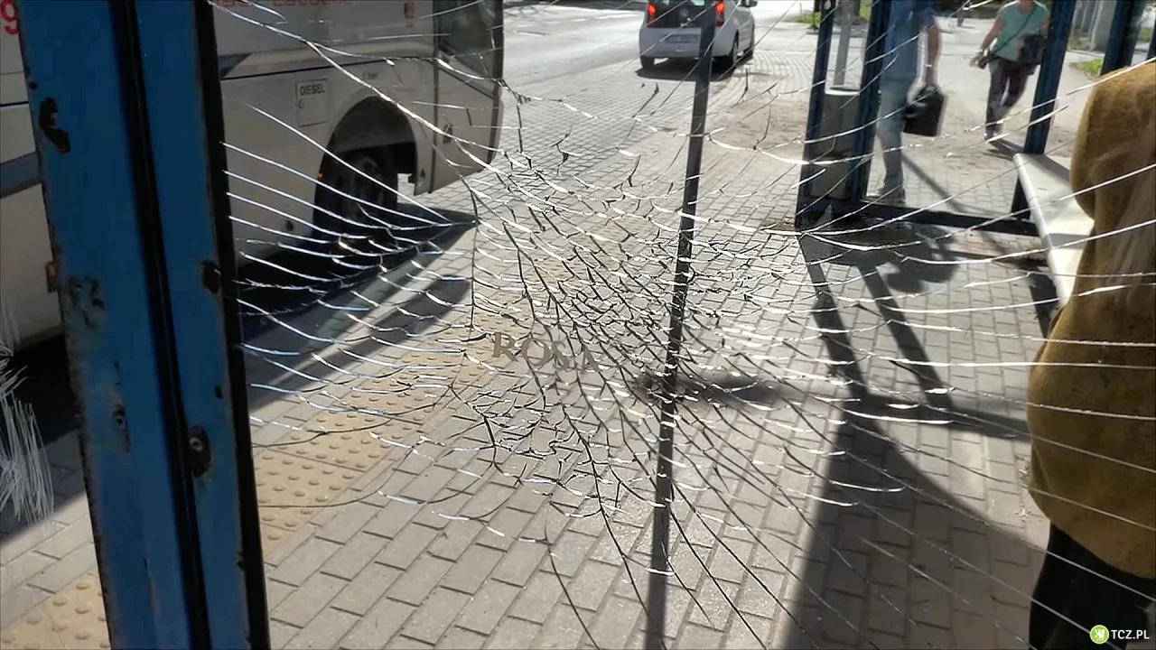 Powybijał szyby na przystankach i na szlaku fortecznym. To nie jedyne przewinienia