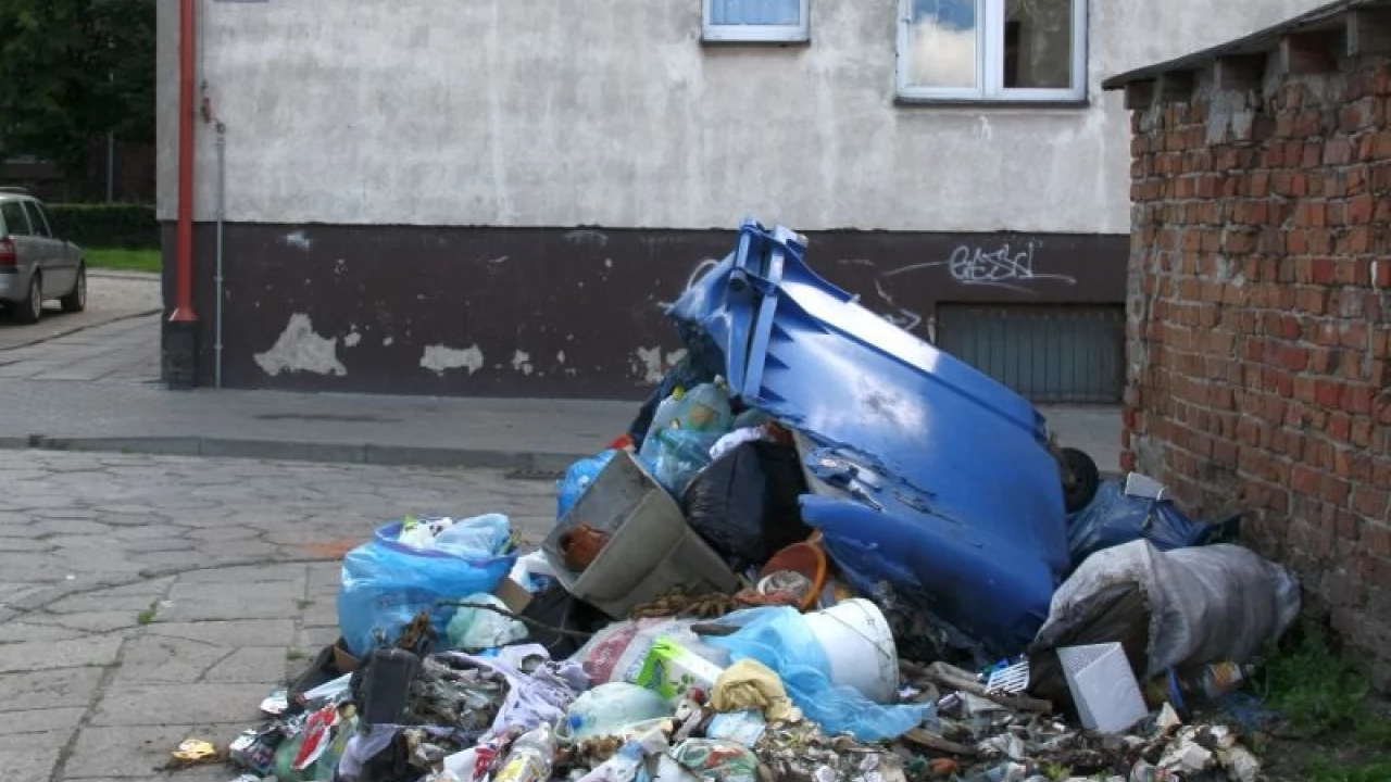 Czekali tydzień na wywóz rozrzuconych śmieci
