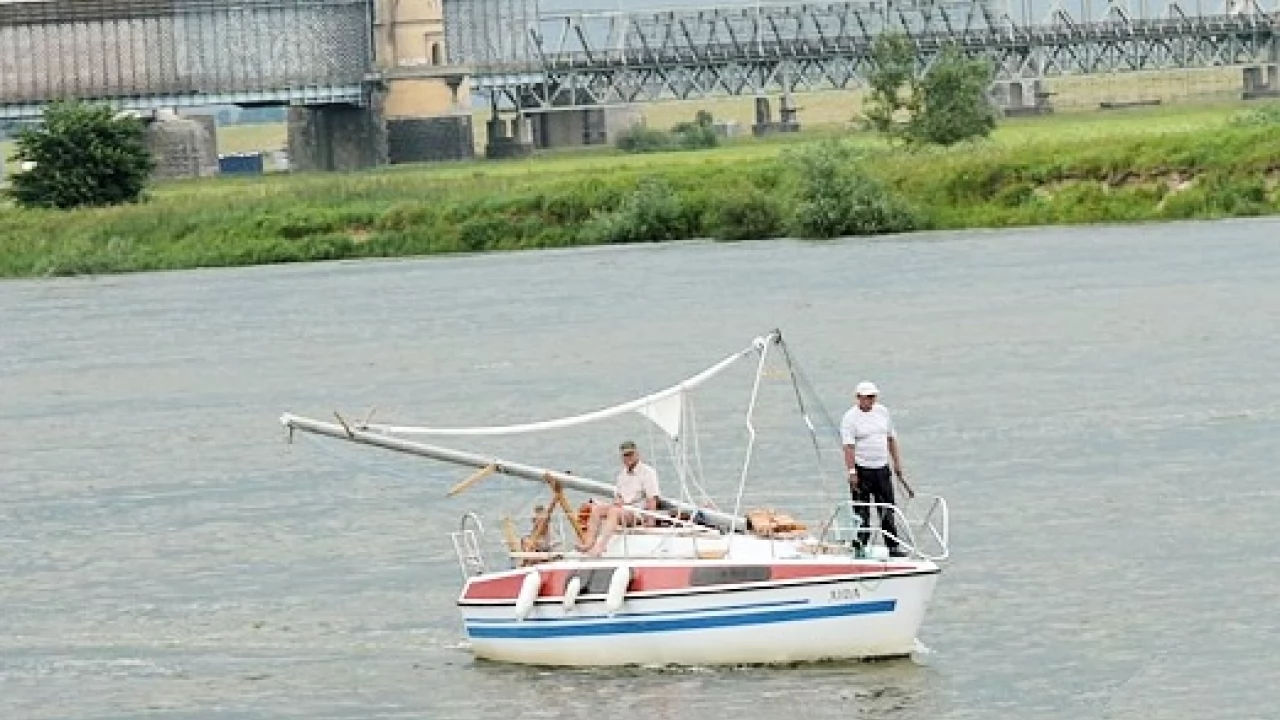 Ratowali drufującą na Wiśle łódź