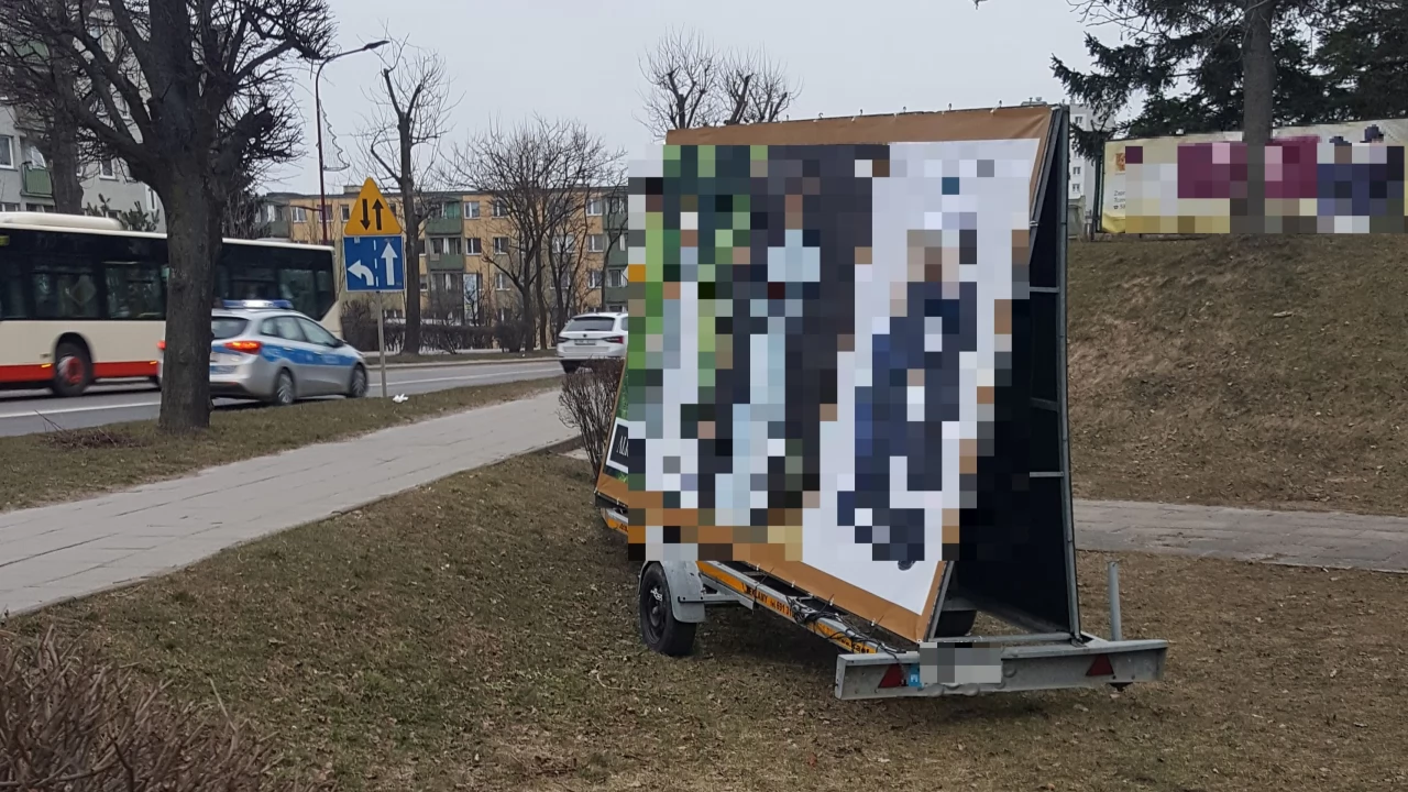 Przyczepka z reklamą na skwerze. Stanęła tam bezprawnie