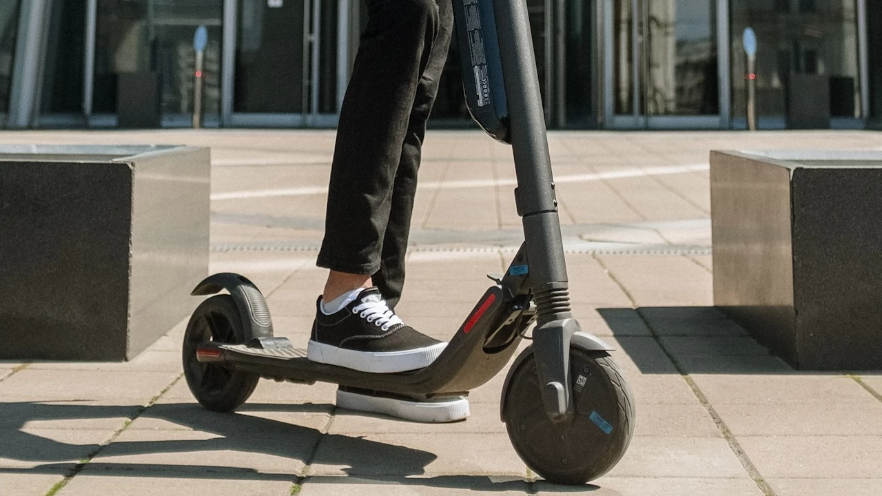 Wypadek z udziałem hulajnogi. Straż apeluje: "Nośmy kaski"