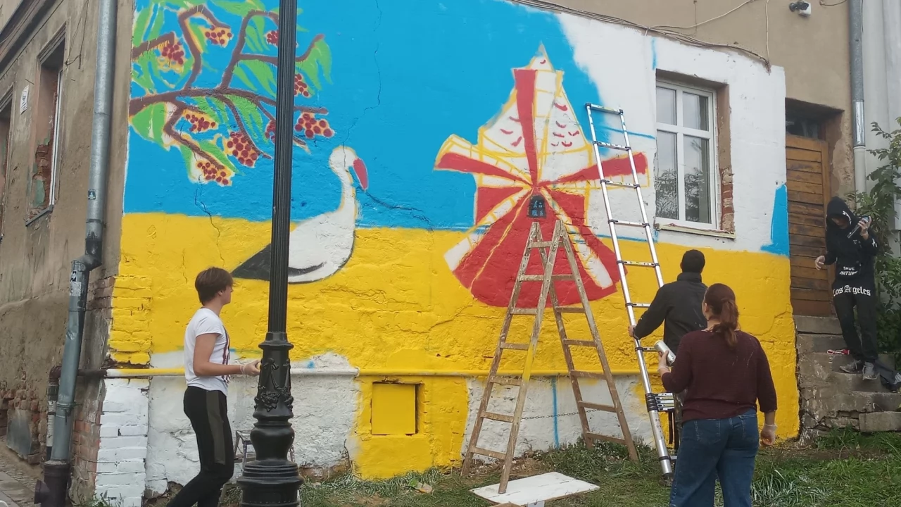 Młodzież zaprojektowała i wymalowała mural