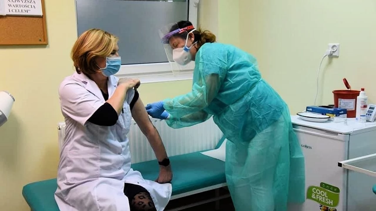Ruszyły szczepienia przeciwko COVID-19. Na Pomorzu pierwsza pielęgniarka epidemiologiczna