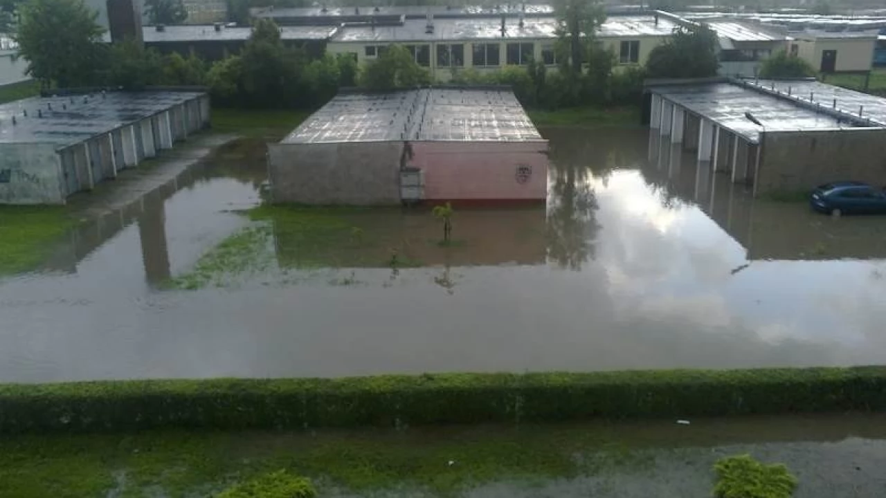 Strażacy usuwali skutki ulewy - 6 zastępów do wypompowywania wody