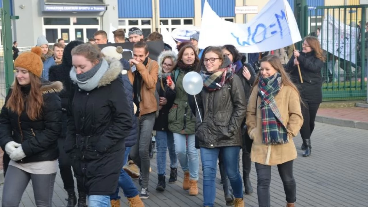 Uczniowie II LO przemaszerują ulicami Suchostrzyg