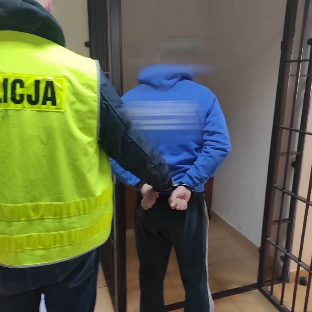 Wybił szyby kostką brukową i włamał się do domu. Odpowie w recydywie