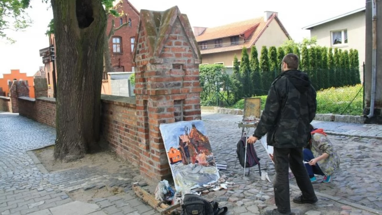 Gniew. Ukraińscy malarze podziwiają piękno miasteczka