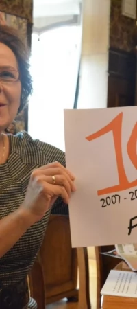 Alicja Gajewska z logiem jubileuszu