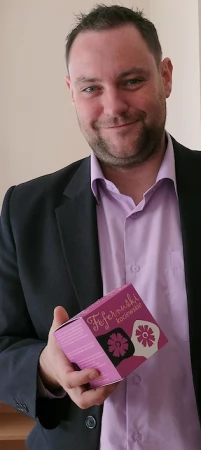Piotr Kończewski prezentuje promocyjne fefernuski