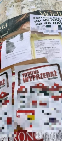 Oferty firm pożyczkowych porozklejano na terenie całego Tczewa