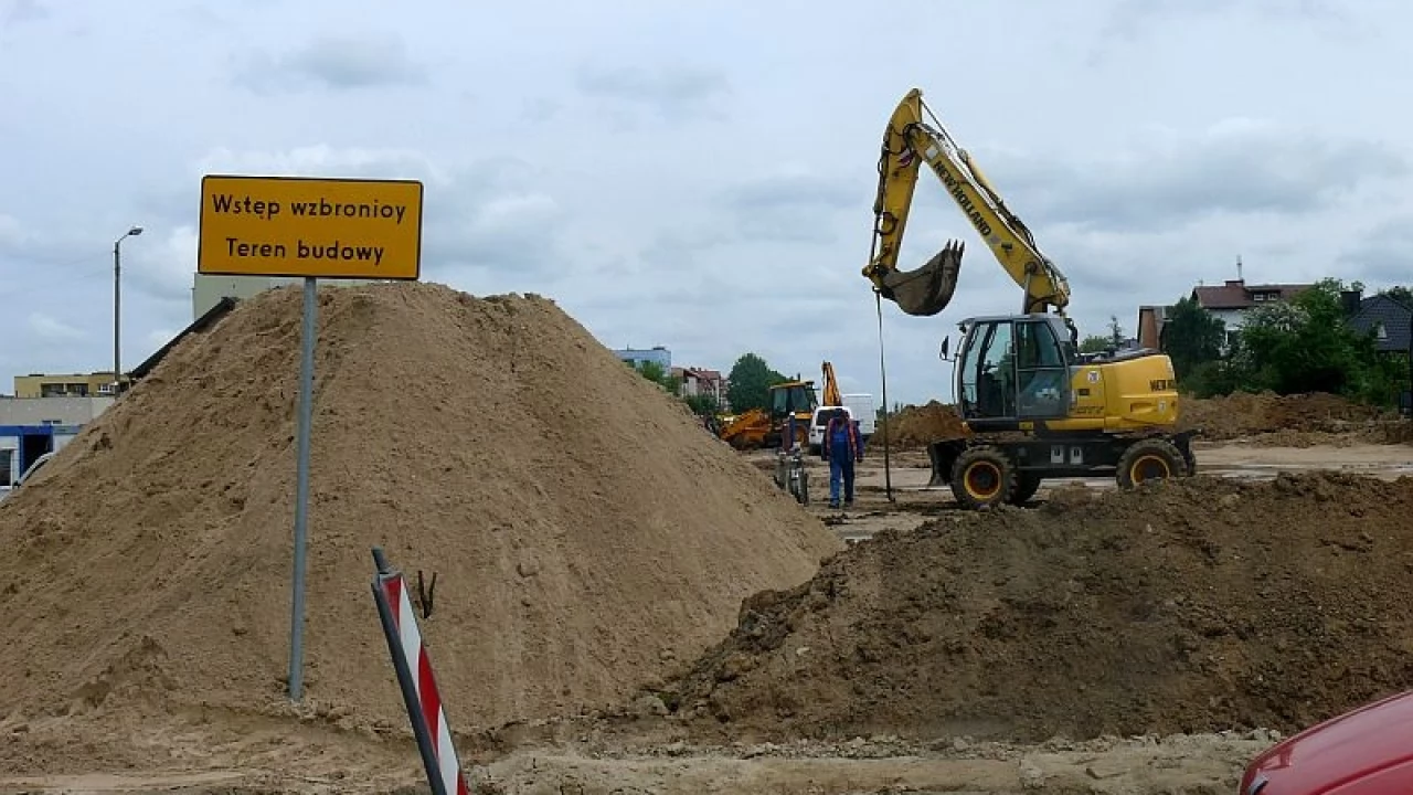 Budowa ul. Nowosuchostrzyckiej. Wykonują roboty ziemne