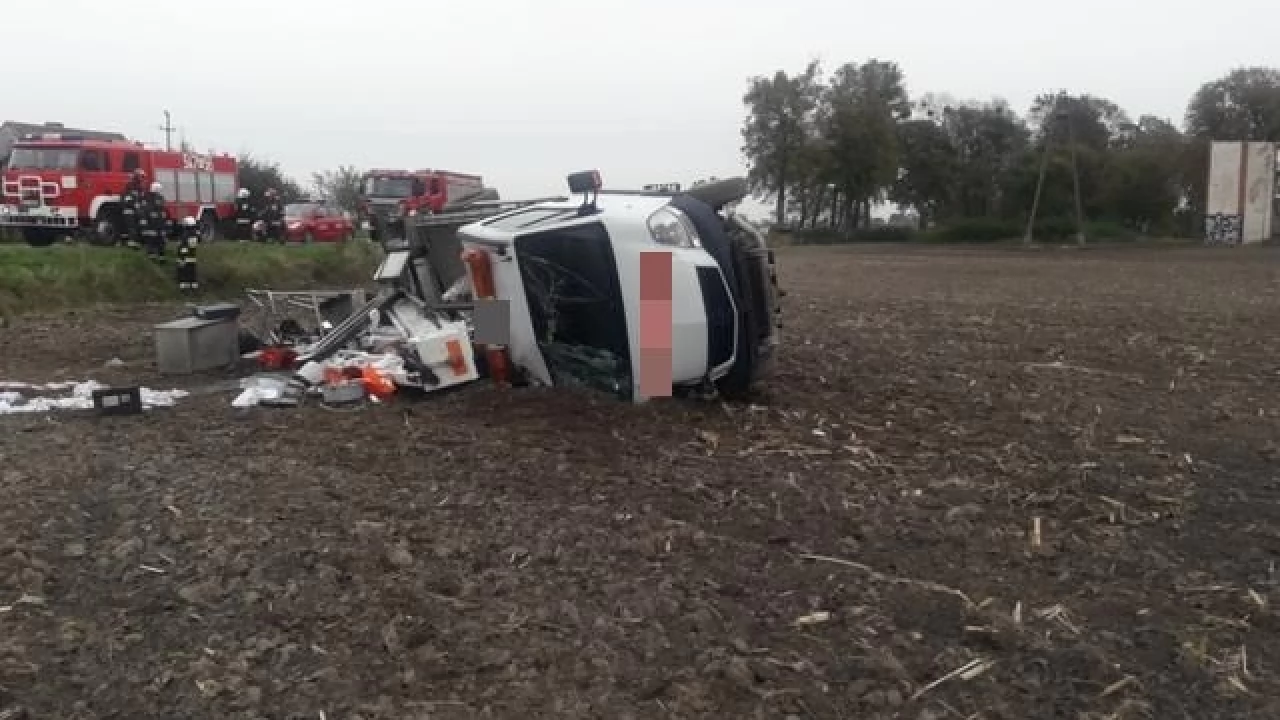 Ciężarówka wypadła z drogi. Ruch wahadłowy na drodze 229