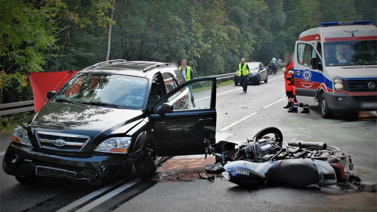 Policjanci wyjaśniają okoliczności tragedii. W wypadku zginął 27-letni motocyklista