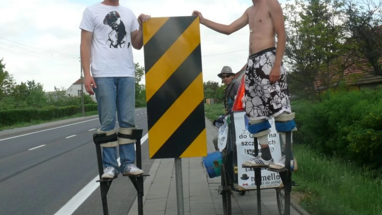 Pokonali pół Polski... na szczudłach. Zbierają środki ma ratowanie chorego chłopca