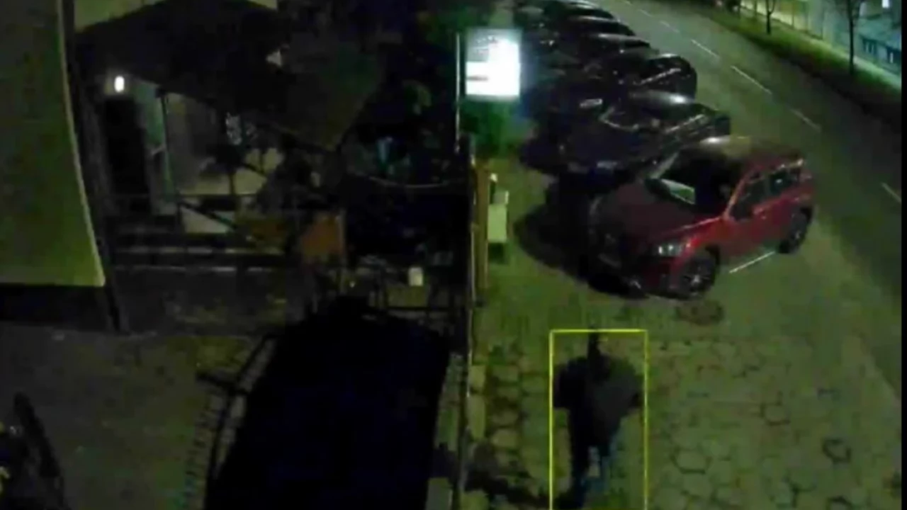 Rozpoznajesz tego mężczyznę? Jest podejrzewany o podpalenie samochodu