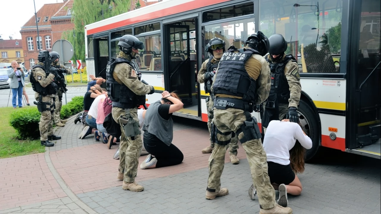 Atak terrorystyczny na autobus - negocjacje przed ratuszem