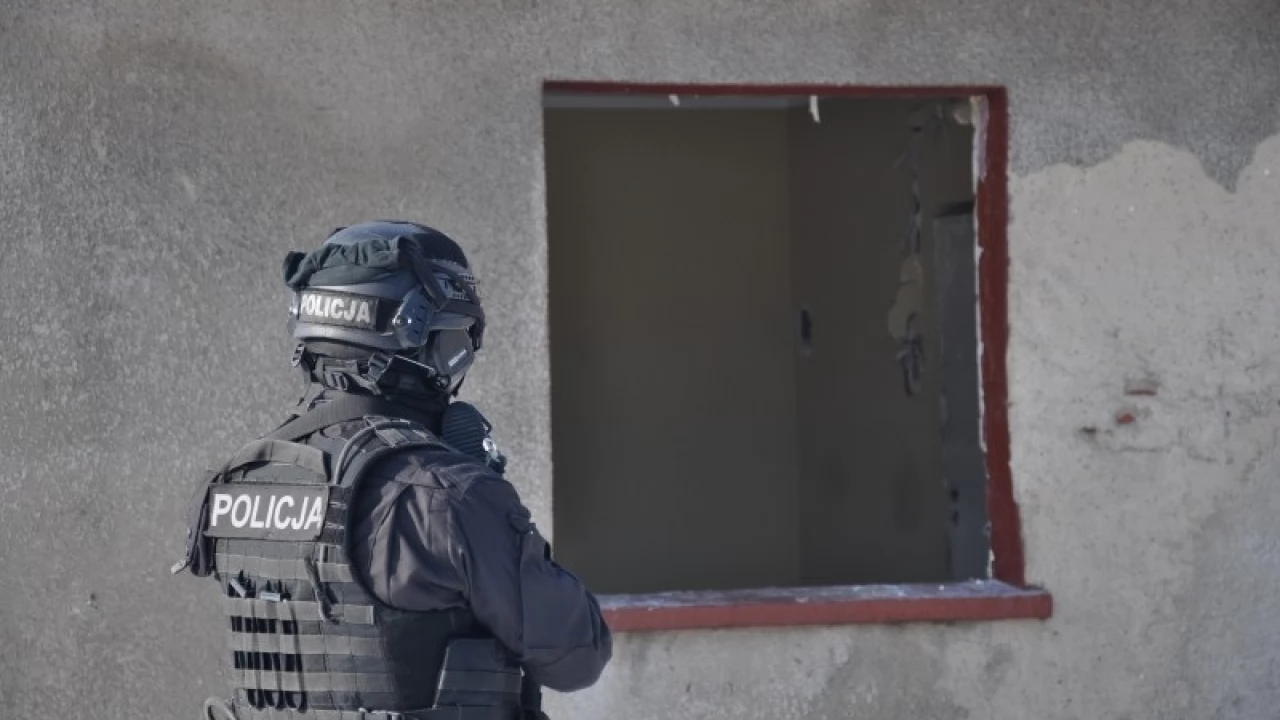 Antyterroryści w Czarlinie szturmowali dom do rozbiórki