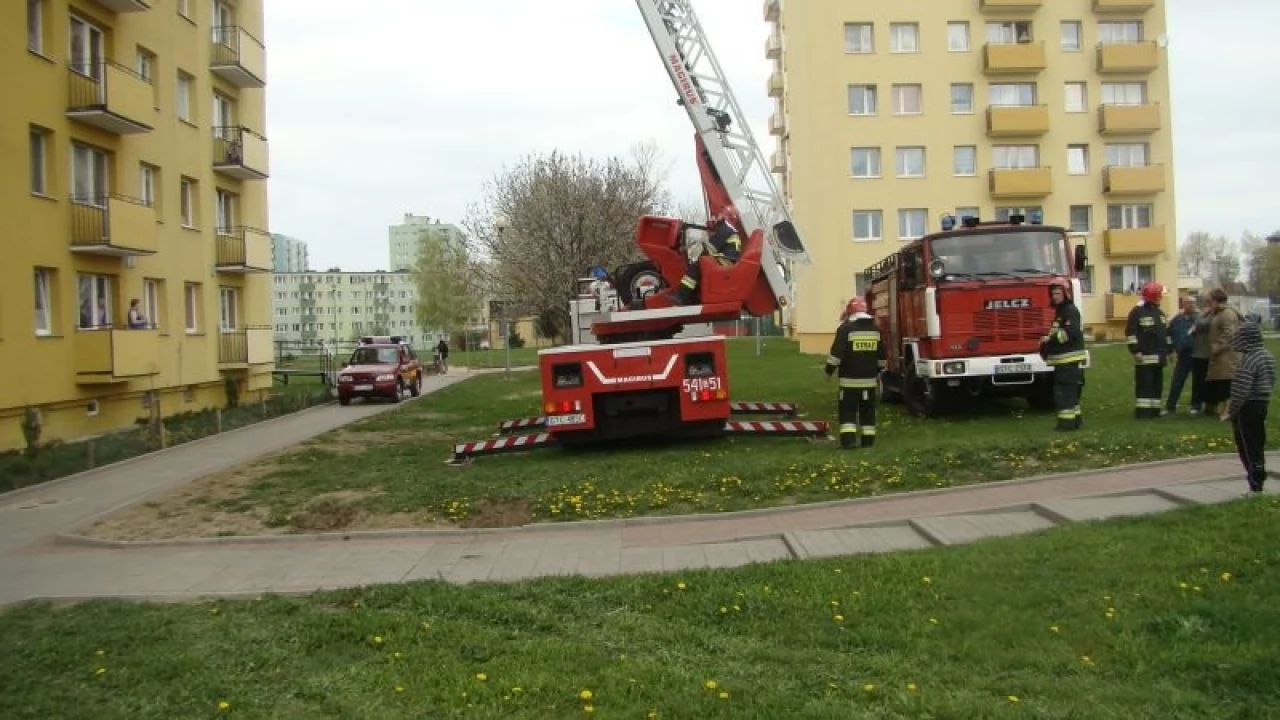 Strażacy pomogli wydostać uwięzioną w mieszkaniu 87-latkę