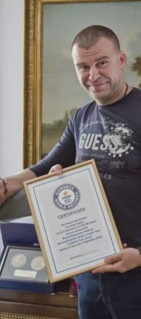 Marcin Gienieczko przekazuje certyfikat dyrektorowi Narodowego Muzeum Morskiego w Gdańsku, dr inż. Jerzemu Litwinowi