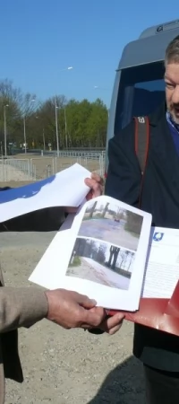 Burmistrz Stanuch (z lewej) przekazuje senatorowi Grzybowi plany remontu trasy Rajkowy-Pelplin