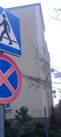 Znak zakazu zatrzymywania na ul. Starowiejskiej