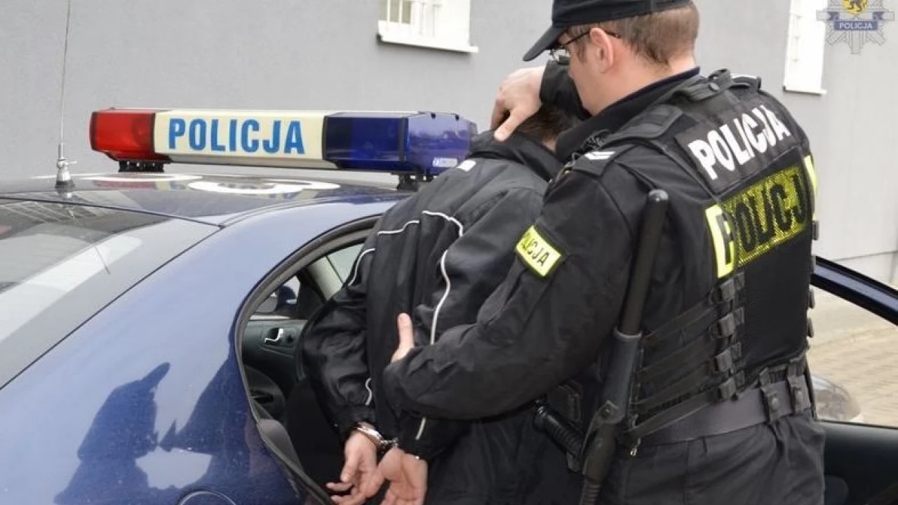 Ukradł bluzę i nie chciał oddać. Ochroniarza bił głową, pięściami, krzesłem...