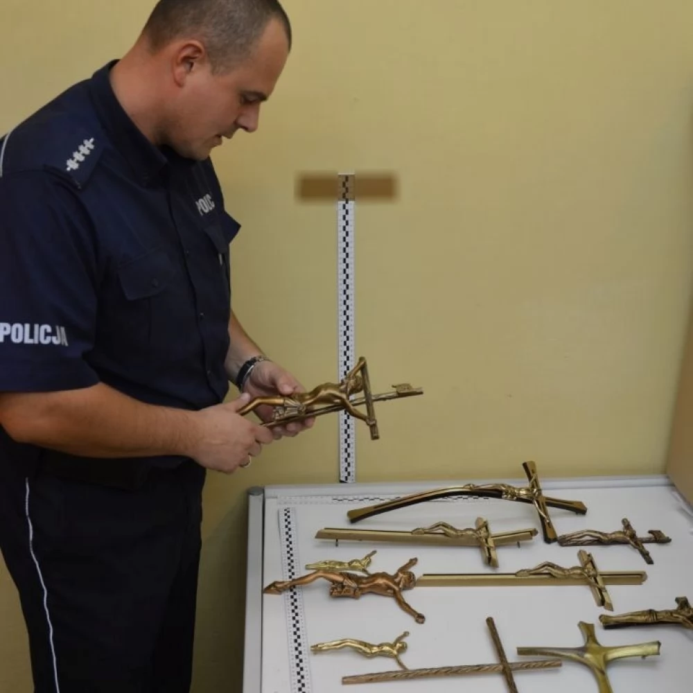 Podejrzany o kradzież krzyży zatrzymany. Sprawdź, czy nie okradziono grobu Twoich bliskich