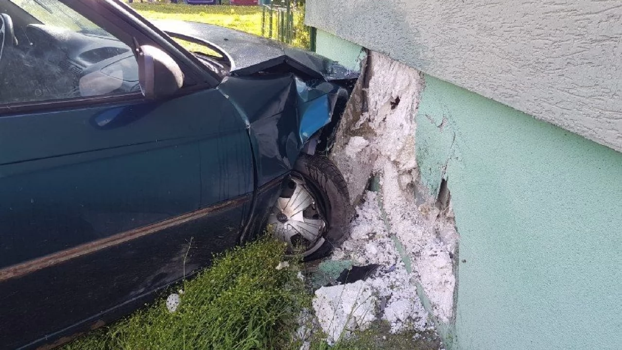 Pelplin. Samochód osobowy wjechał w blok