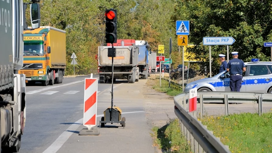Policyjne patrole dyscyplinują kierowców łamiących przepisy