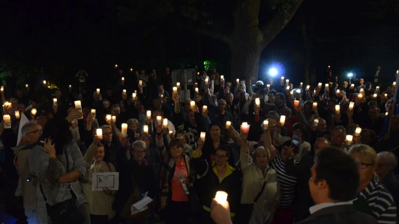 "Łańcuch światła II" przed sądem. W niedzielny wieczór kolejna manifestacja
