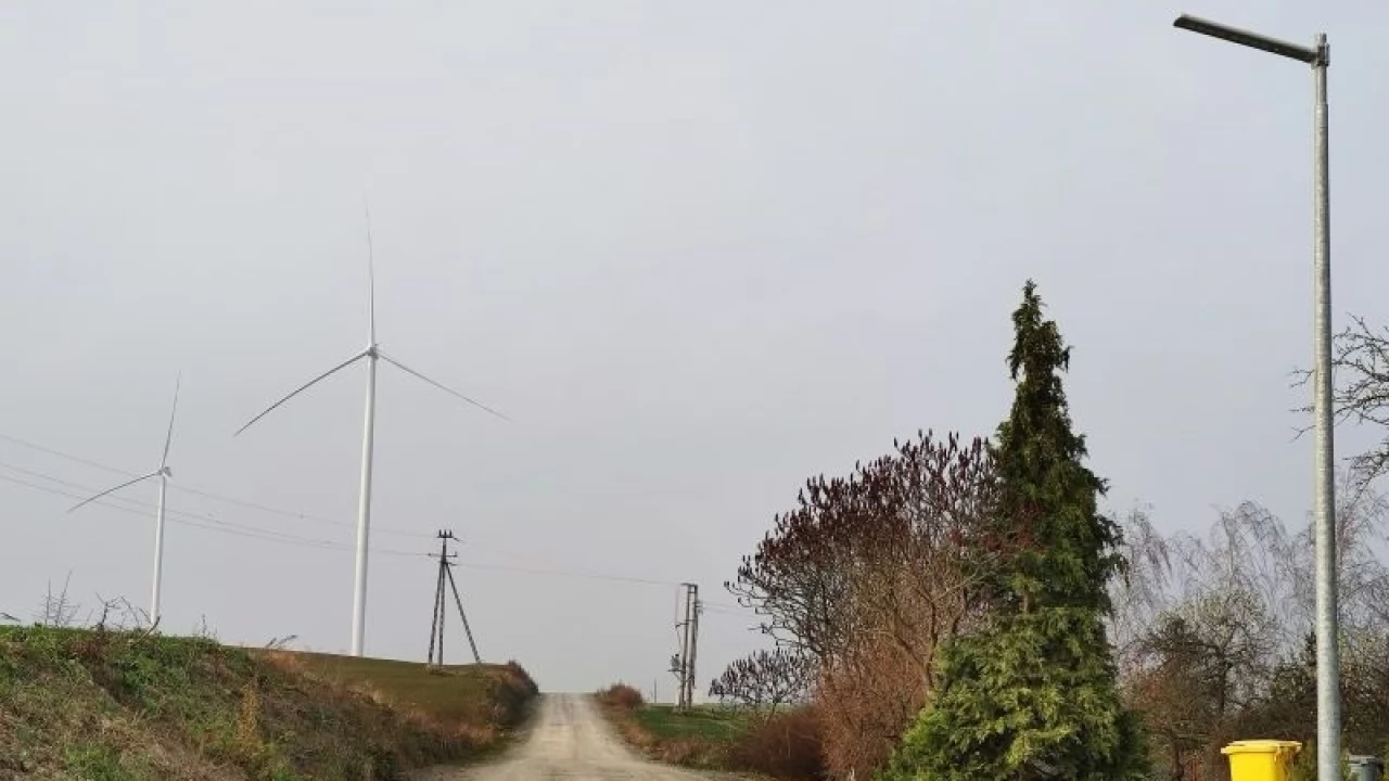 Gmina Gniew. Trwa montaż 19 lamp zasilanych energią słoneczną