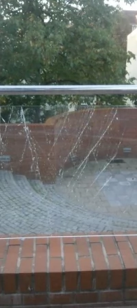 Zniszczone szyby na Rybackiej