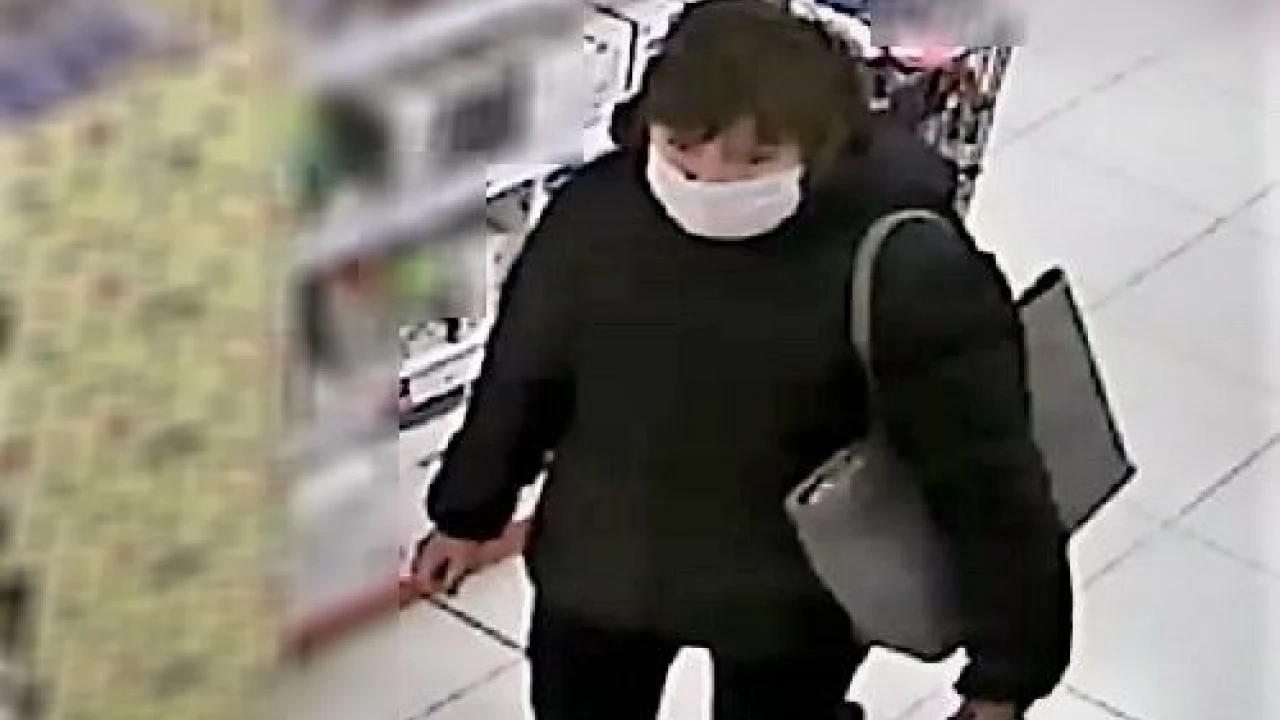 Policjanci poszukują podejrzanej o kradzież kosmetyków