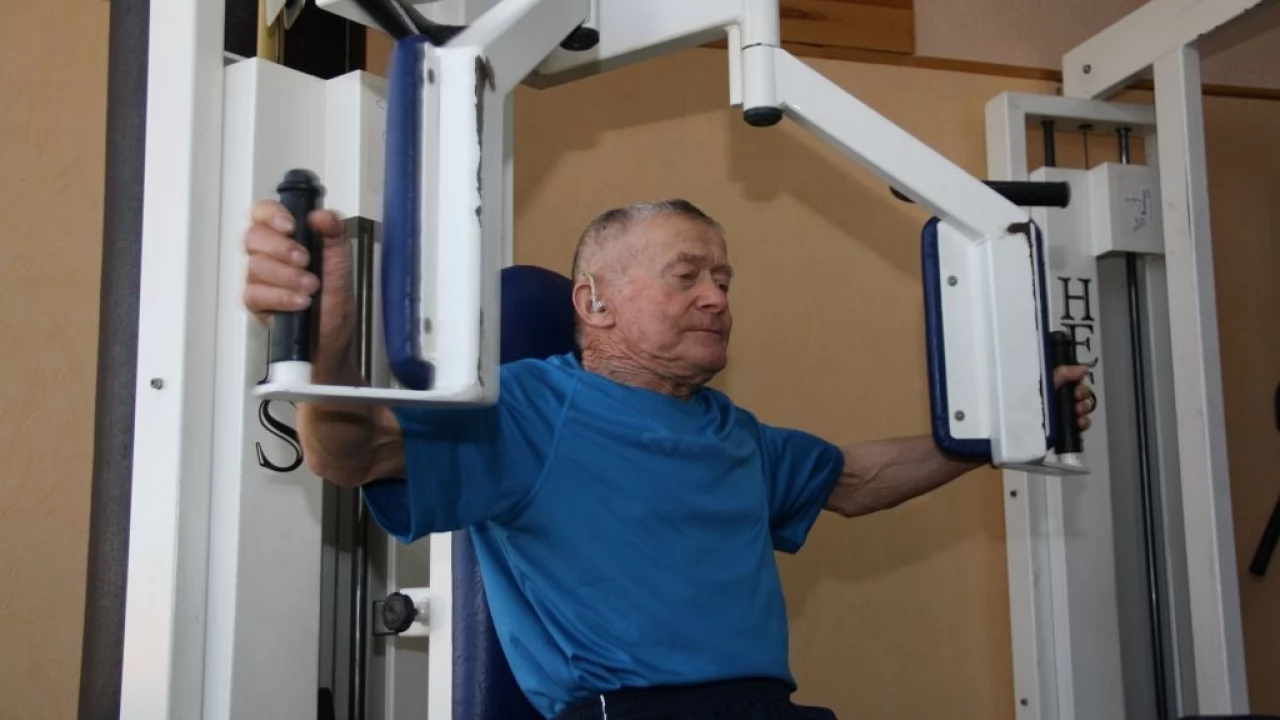 Ma 84 lata, a ćwiczy tak, że zawstydziłby niejednego nastolatka