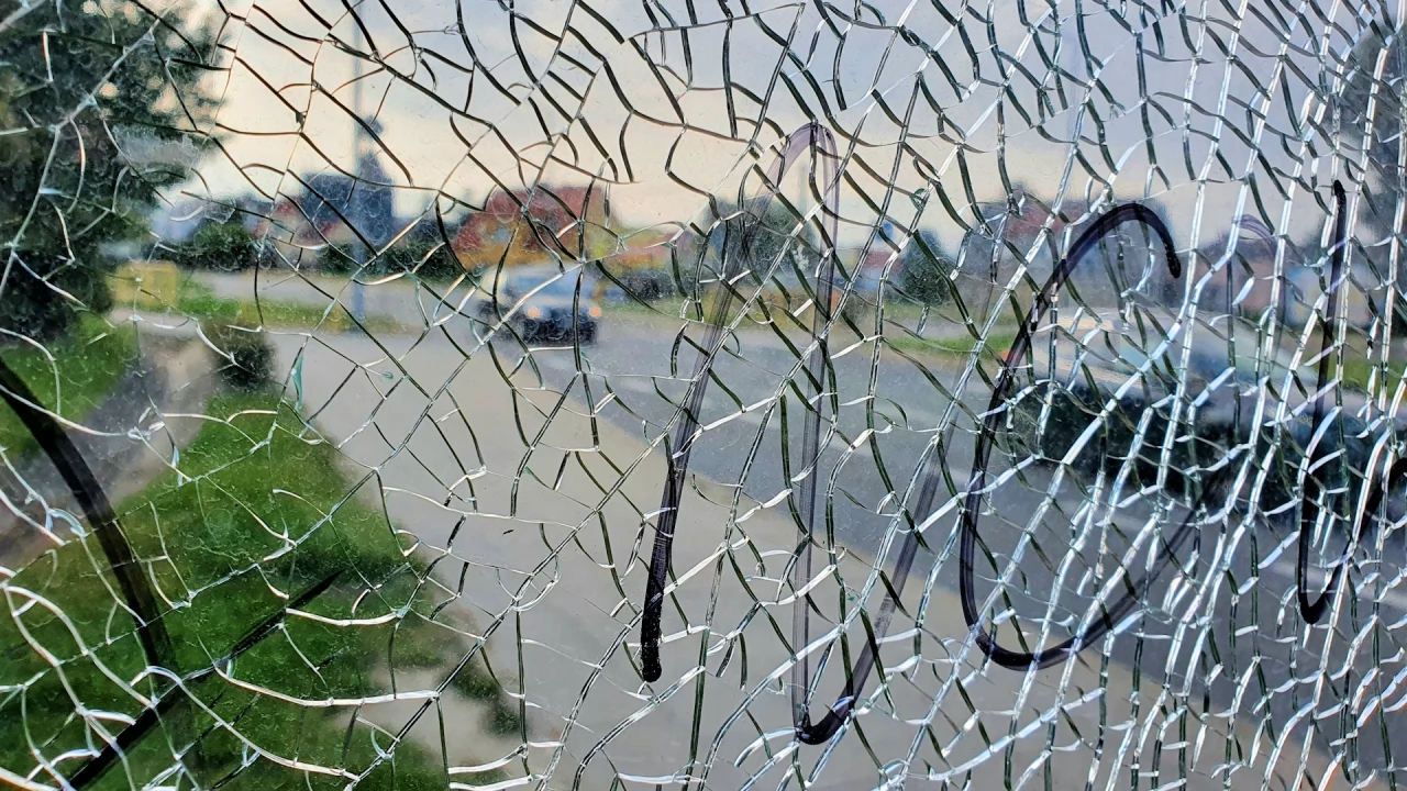 Tłuką szyby, uszkadzają place zabaw. Nasila się problem wandalizmu