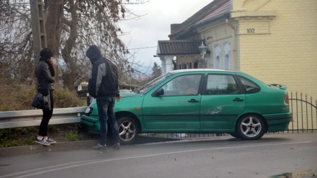 Auto zatrzymało się na barierze na wiślanej skarpie